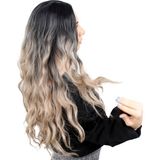 Fiber sentetik uzun su dalgası peruk / siyah / küllü platin ombreli