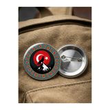 Fikart Ay Yıldız Türk Bayrağı Önünde Uluyan Bozkurt ve Dağ Zirvesi 58mm Buton Rozeti