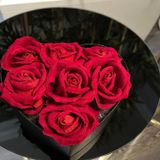 Flurose Sevgi Dolu Kalpli Hediye Kutu: 7 Adet Solmayan Kırmızı Kadife Gül
