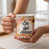 Fm "en Iyi Anne" Yazılı Çiçek Desenli Kupa Bardak - Anneye Özel Anlamlı Hediyelik - Anneye Hediye Renkli Çiçek Tasarımlı Seramik Kupa - Anneler Günü ve Doğum Günü Hediyesi