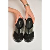 Fox Shoes Y973525309 Siyah Taş Detaylı Parmak Arası Kalın Tabanlı Kadın Terlik