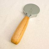 Frefly Store Meturas Ahşap Saplı Pizza Kesici, 19X7 cm Paslanmaz Çelik Döner Bıçak, Ergonomik Tasarım, Pizza ve Hamur Işleri Için - 19 x 7 cm