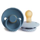 FRIGG İp Lateks Emzik 2'li Paket | Doğal Kauçuk Emzik Kukla | BPA içermez | Danimarka'da üretilmiştir | Simetrik Kiraz Şekilli Nipel (Okyanus Manzarası/Pudra Mavisi, Beden 1 (0-6 Ay))