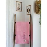 Ftbabycollection Çift Taraflı Kişiye Özel Isim Nakışlı Waffle Pike & Müslin Bebek Battaniyesi 90X100 CM Çilek - 90 x 100 cm
