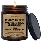 Funny Candles Holy Shit! We're Still Married Anniversary Candle Gift | Vanilya, Amber, Ev için Sandal Ağacı Kokulu Mum | 9 oz Amber Kavanoz, 40 Saat Yanma Süresi, ABD'de Üretilmiştir