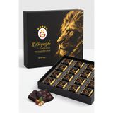 Galatasaray Lisanslı Bitter Çikolata %75 Kakao Bütün Fındıklı Kare Hediyelik Kutu 240 g