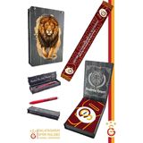 Galatasaray Orijinal Lisanslı Akrilik Atkı ve Premium Uçlu Kalem Set Aslan Baskılı Ahşap Kutulu