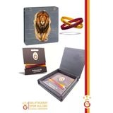 Galatasaray Orijinal Lisanslı Armanın Peşinde 2'li Bileklik Aslan Baskılı Hediyelik Ahşap Kutulu