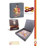 Galatasaray Orijinal Lisanslı Armanın Peşinde 2'Li Bileklik Metin Oktay Baskılı Hediyelik Ahşap Kutu