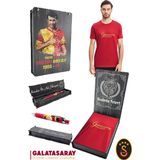 Galatasaray Orijinal Lisanslı Kırmızı Erkek T-Shirt + Uçlu Kalem Set Hediyelik Ahşap Kutulu