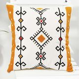 Geleneksel Tarzı Punch Nakışlı Kırlent Kılıfı – 45x45 cm, Beyaz Kumaş, Dekoratif Yastık Kılıfı