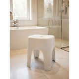 Genel Tedarik Banyo Taburesi Beyaz Renkli Modern Tasarım Kaymaz Ayaklarla Güvenli Kullanım İçin