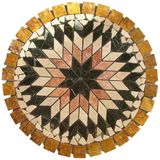 Geometrik Traverten Mermer Mozaik Dekor– 60 cm Yuvarlak Doğal Taş Madalyon, Eskitilmiş Sarı, Kırmızı ve Bej Traverten Yeşil Siyah Mermer. Zemin, Teras, Masa Üstü, Kışlık ve Yazlık Ev için Fileli