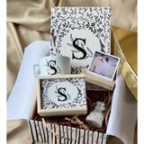 Gift Moda Kişiye Özel Harfli Çiçek Tasarımlı Kutulu Kupa Sert Kapaklı Defter Mini Melek Kar Küresi Ve Ahşap Fotoğraf Standı Anneler Günü Hediye Seti