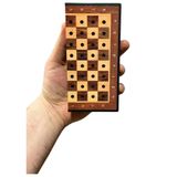GiftHome Pocket Serisi Küçük Boy Metal Parlak Taş ve Ceviz Desenli Kutulu Klasik Satranç Takımı (13,5 X 13,5 cm.)