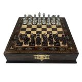 GiftHome Premium Orta Boy Metal İŞLEMELİ KLASİK Satranç Takımı ve Sandıklı Masif Ahşap Satranç Tahtası (28x28x5,5 cm.)