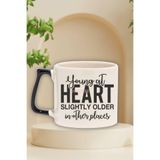 giftkonsept "Young at heart, older in other places" Komik Arkadaşa Doğum Günü Hediye Siyah Kulplu Kupa Bardak, QBT5149