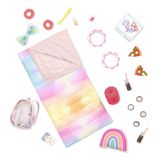 Glitter Girls Yatıya kalma partisi ve sırt çantası seti – Batik uyku tulumu, gökkuşağı yastığı ve pizza oyun yiyecekleri – 35,56 cm bebek aksesuarı 3 yaş ve üzeri çocuklar için – Çocuk oyuncakları