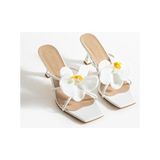 Gökçe Shoes Arlis Kadın Beyaz Orkide Detaylı Suni Deri Topuklu Terlik Yaz Sezonu İçin Şık Tasarım
