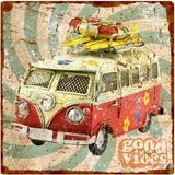 Good Vibes Retro Minibüs Tasarımlı Dekoratif Alüminyum Tabela – Vintage Plaj Temalı Duvar Süsü - 25cm x 25cm