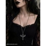 Gotik Haç Üzerinde Kuru Kafa Ve Güve Figürlü Metal Kolye