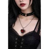 Gotik Kırmızı Kalp Dikenli Tel Figürlü Unisex Metal Kolye
