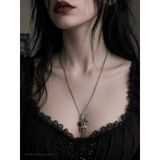 Gotik Kuru Kafa Kiraz Figürlü Kırmızı Taşlı Unisex Kolye Gümüş Renk