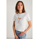GRIMELANGE Ivonne Kadın Cocktail Baskı Desenli Kısa Kollu Organik Pamuklu Bisiklet Yaka Crop Beyaz T-shirt