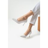 Güllü Shoes Beyaz Rugan Altın Detaylı Sivri Burun İnce Topuklu Kadın Stiletto | Şık Gece ve Ofis Ayakkabısı