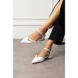 Güllü Shoes Beyaz Rugan Bilekten Bağlamalı Altın Tokalı Sivri Burun Düşük Topuk Kadın Babet Ayakkabı