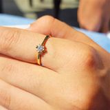 Gümüş Yüzük - 0.25 Karat Pırlanta Signity Swarovski Güverseli 925 Ayar Gümüş Tek Taş Yüzük