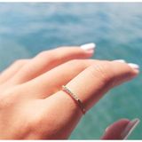 Gümüş Yüzük - Altıgen Sıra Çizgi Signity Swarovski Taşlı 925 Ayar Gümüş Alyans
