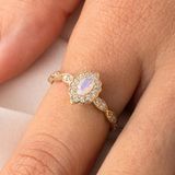 Gümüş Yüzük - Oval Pembe Kuvars Taşlı Yanları Zirkon Taşlarla Süslemeli 925 Ayar Gümüş Kadın Yüzük