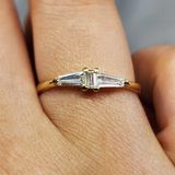 Gümüş Yüzük - Trapez Kesim Swarovski (Zirkon) Taşlı Enerji Tasarım Modern 925 Ayar Gümüş Yüzük