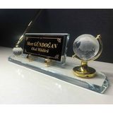 Gündoğan Kristal Beyaz Cam Masa Üstü İsimlik 28x6 cm Altın Renk Ayak ile Şık Tasarım