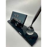 Gündoğan Kristal Füme Cam Masa İsimlik 23 x 6 cm Gümüş Renk Tek Kalem ve Kabartma Yazı Aksesuarlı