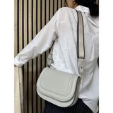Günlük Kadın Omuz Çantası Dikiş Detaylı Ayarlanabilir Çapraz Askılı Şık Sade 4000 - 18 x 23 x 15 cm - Gri