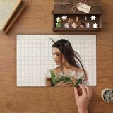 Güzel Kadın ve Beyaz Çiçekler Tasarımı 240 Parça Ahşap Puzzle Ahşap Kutuda MP00607