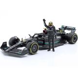 HAMILTON LEWIS F1 MERCEDES W14E ve 8 cm yüksekliğinde pilot figürü 2023 Formula 1 F1 - Ölçek 1/24 22 cm Model Araba DieCast Bburago 18-28037-44