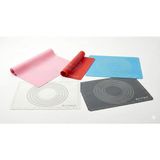 Hamur Açma Matı 50X40 cm ve Plastik Kesme Kazıma Aparatı – Silikon Kaymaz Mat + Çok Amaçlı - Çok Renkli