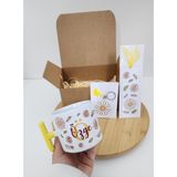 Happy Mountains Isme Özel Kişiye Özel Papatya ve Yaprak Desenli T Latte Fincanı Kitap Ayracı Anahtarlık Hediye Seti - Renkli