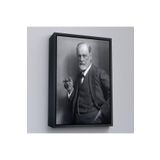 Harita Sepeti Siyah Çerçeveli Sigmund Freud Elinde Puro ile Siyah Beyaz Fotoğrafı Kanvas Tablo,5238_FRM_55 x 75_S