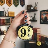 Harry Potter Lisanslı Platform 9 ¾ Peluş Çanta Süsü ve Anahtarlık – Yumuşak Dokulu İkonik Aksesuar