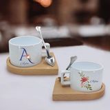 Hediye Kesesi Kişiye Özel Isim Ve Harf Baskılı Çiçek Temalı Ahşap Altlıklı Seramik Fincan Hk2526 - Beyaz