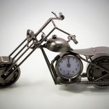 Hediye Vakti Kişiye Özel Metal Motosiklet Tasarımlı Analog Masa Saati - Dekoratif Motorcu Masa Süsü