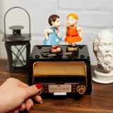 Hediye Vakti Kişiye Özel Radyo Görünümlü Öpüşen Çift Müzik Kutusu 12008
