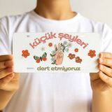 Hediye Vakti Küçük Şeyleri Dert Etmiyoruz Yazılı Retro Dekoratif Plaka – Renkli Barış Temalı Aksesuar