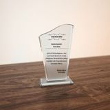 Hediye Vakti Üstün Hizmet Ödülü Temalı Masaüstü Kristal Cam Plaket (Kişiye Özel Metinli)