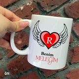 Hediyeci Abla Size Özel Benim Meleğim Kanatlı Kalp R Harfli Seramik Baskılı Beyaz Kupa Bardak