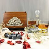 Hediyelerin Efendisi Ahşap Kutulu Retro Tasarımlı Isim & Tarih Yazılı Taşlı & 2'Li Viski Kadehi Seti